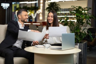 Meslektaşlar. İki meslektaş proje üzerinde birlikte çalışıyor ve ilgili görünüyor.