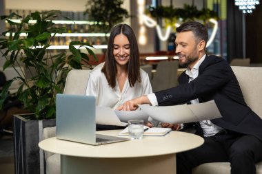 Meslektaşlar. İki meslektaş proje üzerinde birlikte çalışıyor ve ilgili görünüyor.