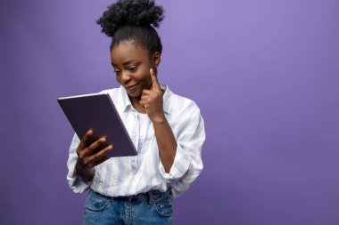 Afrikalı Amerikalı genç bir kadın düşünceli görünüyor.