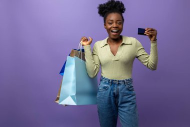 Alışverişten sonra. Alışverişten sonra heyecanlanan genç ve güzel bir kadın.