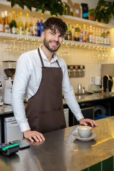 Hombre Caucásico Usando Delantal Sosteniendo Taza Café Cafetería Creando Ambiente —  Fotos de Stock