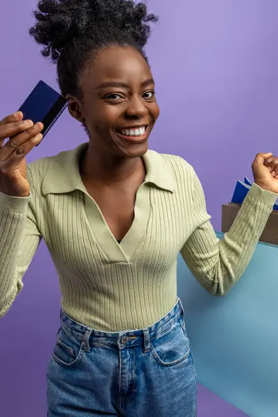 Amante Compras Mulher Pele Escura Com Cartão Crédito Sacos Compras — Fotografia de Stock