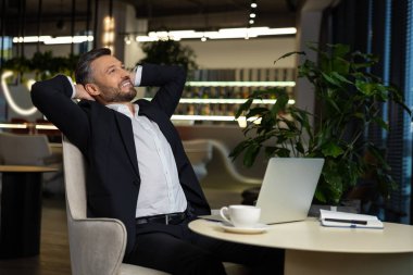 Yorgunum. Zarif takım elbiseli genç işadamı uzun bir çalışma gününden sonra geriniyor.