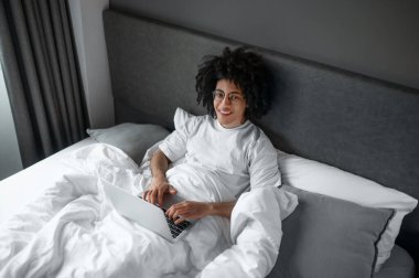 Uyuduktan sonra. Yatakta uzanan ve uyuduktan sonra esneme hareketleri.