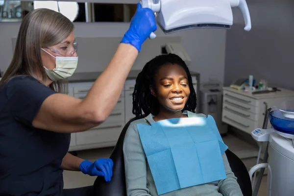 Kadın Dişçi Dişçi Kliniğinde Diş Tedavisi Gören Bir Kadını Muayene — Stok fotoğraf
