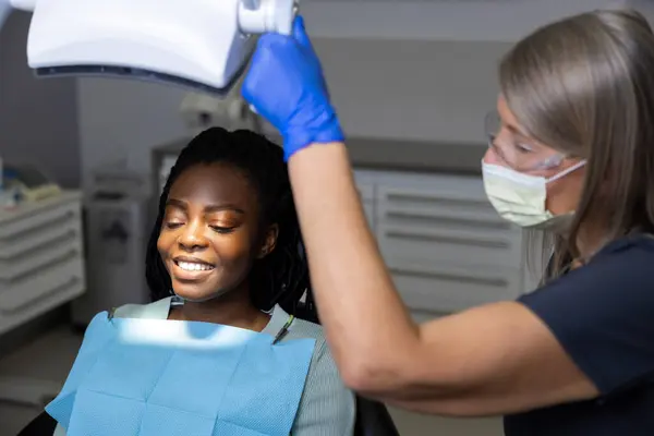 Diş Kliniğinde Gülümseyen Çok Kültürlü Kadın Diş Kontrolü Yapıyor — Stok fotoğraf
