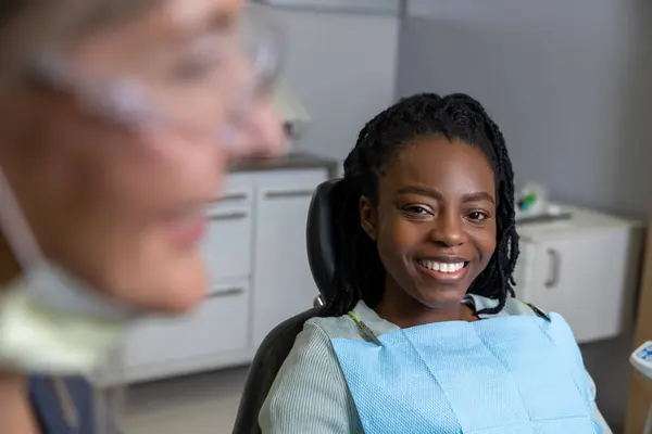 Diş Kliniğinde Gülümseyen Çok Kültürlü Kadın Diş Kontrolü Yapıyor — Stok fotoğraf