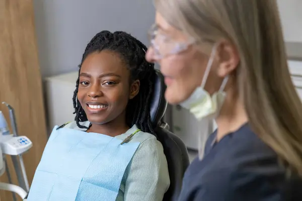 Tıbbi Merkezde Oturan Dişçi Dişlerini Kontrol Ediyor Profesyonel Oral Bakımda — Stok fotoğraf