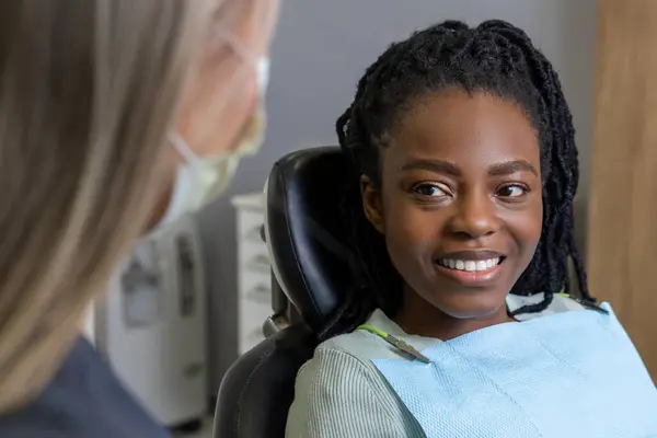 Tıbbi Merkezde Oturan Dişçi Dişlerini Kontrol Ediyor Profesyonel Oral Bakımda — Stok fotoğraf