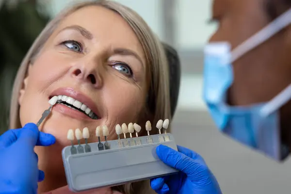 Smiling Woman Patient Dentists Seat While Doctor Orthodontist Choosing Shade — Stock Photo, Image