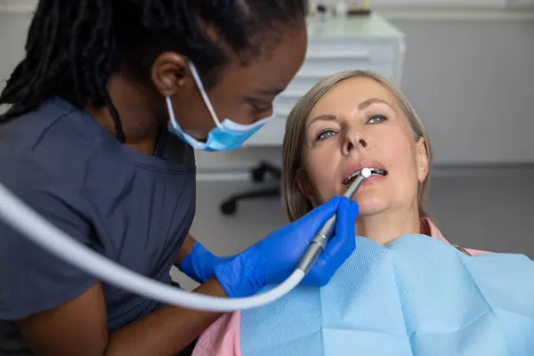 牙科治疗中坐在牙椅上的妇女 — 图库照片