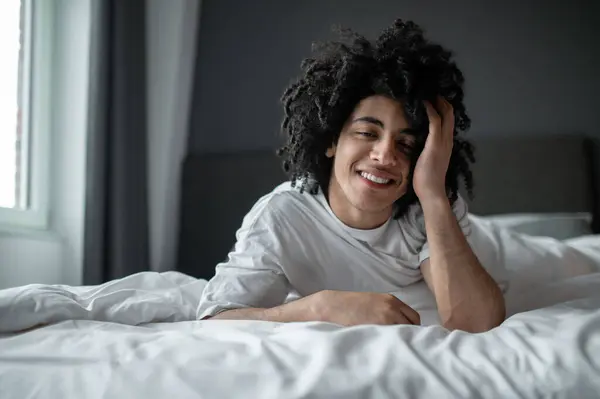 Mode Lambat Pria Muda Berambut Keriting Berbaring Tempat Tidur Dan — Stok Foto