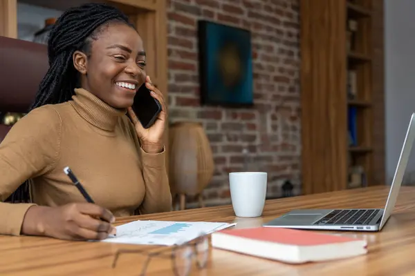 Wanita Tersenyum Dengan Rambut Gimbal Yang Bekerja Dengan Laptop Dan — Stok Foto