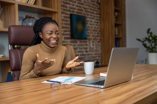 Happy Smiling Woman Dreadlocks Using Laptop Has Video Call Communicating — Stok Foto