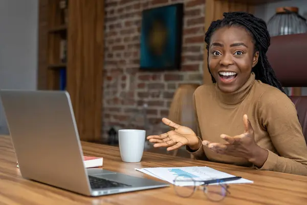 Wanita Tertawa Dengan Gimbal Menggunakan Koordinat Laptop Konferensi Menyediakan Platform — Stok Foto