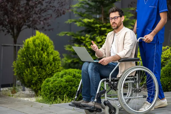 Connected Young Man Wheelchair Laptop Hospital Yard — Stock Photo, Image