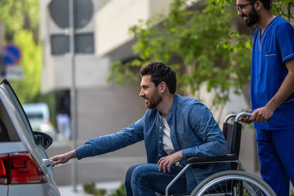 Vehículo Para Discapacitados Hombre Silla Ruedas Subiéndose Coche —  Fotos de Stock
