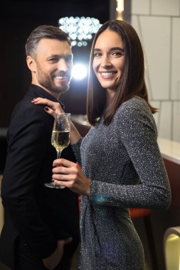 Cilveli ve heyecanlı. Genç, gülümseyen çift flört ediyor ve heyecanlı görünüyor.