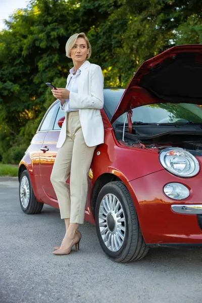 Young Female Driver Standing Her Vehicle Open Hood Browsing Cellphone — Stock Photo, Image