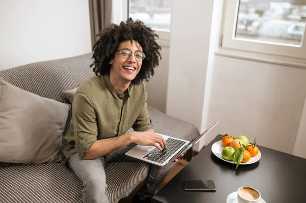Hou Van Mijn Werk Glimlachende Jongeman Werkt Aan Laptop Voelt — Stockfoto