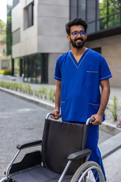 Man Met Rolstoel Positieve Mannelijke Verpleegkundige Bij Blauwe Artsen Die — Stockfoto