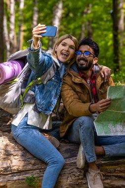 Mutlu gezginler. Mutlu bir çift selfie çekiyor ve heyecanlı görünüyorlar.