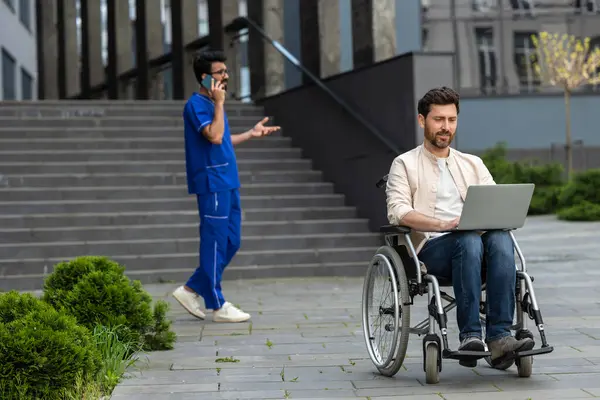 Trabajando Hombre Discapacitado Sentado Una Silla Ruedas Trabajando Portátil —  Fotos de Stock