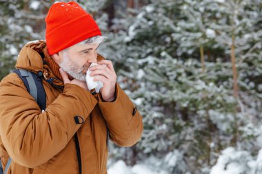 Hasta adam. Kışın ormanda hasta görünen ve boğazı ağrıyan bir adam.
