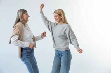 Keyfin yerinde. Anne ve kızı harika hissediyorlar ve birlikte dans ediyorlar.