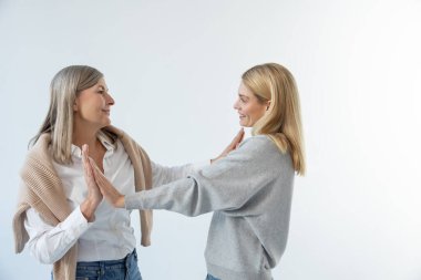Keyfin yerinde. Anne ve kızı harika hissediyorlar ve birlikte dans ediyorlar.