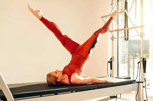 Athletic Woman Sports Wear Training Toughness Balance Fitness Studio — Stock Photo, Image