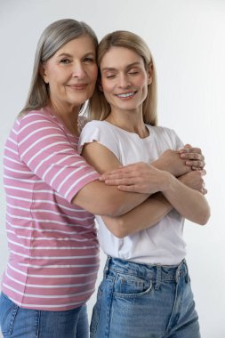 Mutlu bir aile. Anne ve kızı kendilerini iyi ve mutlu hissediyorlar.