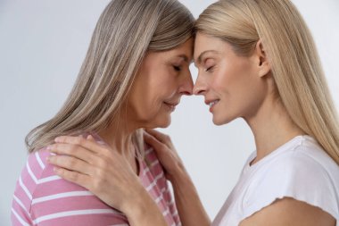 Huzurlu hissediyorum. Anne ve kızını sevmek, birlikte durmak ve huzurlu hissetmek.