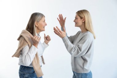 Tartışma. Anne ve kızı çok duygusal bir şeyi tartışıyorlar.