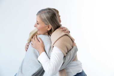 Duygular. Anne ve kızı duygusal davranıp birbirlerine sarılıyorlar.