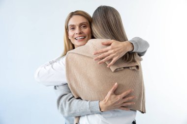 Duygular. Anne ve kızı duygusal davranıp birbirlerine sarılıyorlar.
