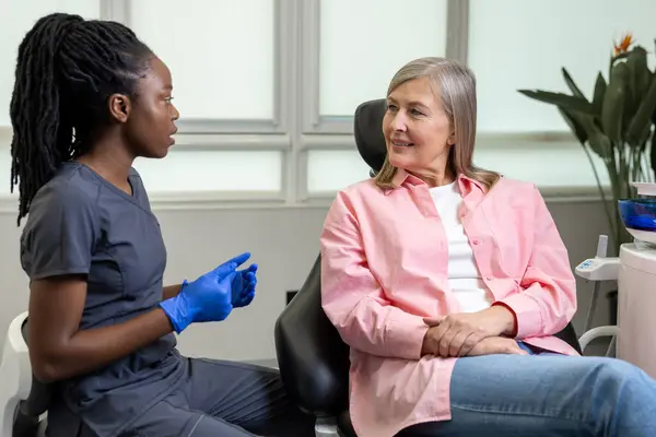 Багатокультурна Жінка Стоматолог Консультування Жінки Середнього Віку Стоматологічній Клініці — стокове фото