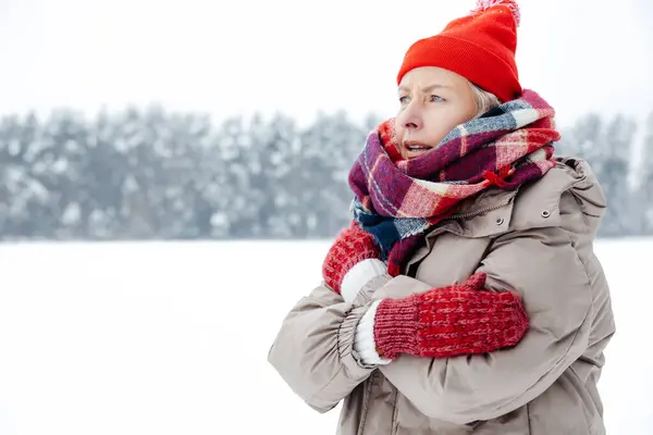 Холодно Женщина Красной Шляпе Клетчатом Шарфе Чувствует Холод Дрожь — стоковое фото