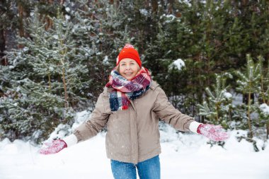 Kış büyüsü. Kış karlı ormanlarda eğlenen heyecanlı kadın.