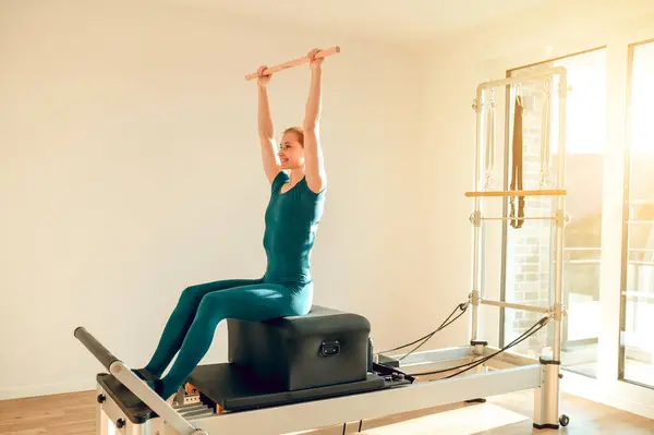 Sporty Woman Sports Wear Gracefully Engages Pilates Reformer Machine Yoga — Stock Photo, Image