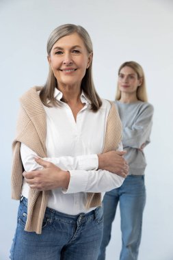 Kadınlar işte. İyi görünümlü, olgun, bakımlı bir kadın ve kızı.