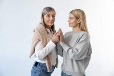 Rahatlamış bir ruh hali. Anne ve kızı birlikte iyi ve rahat vakit geçiriyorlar.