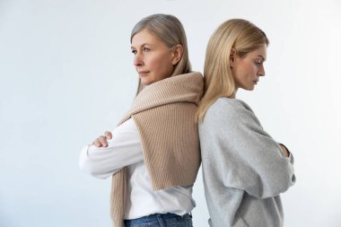 Yanlış anlaşılma. Anne ve kızı sırt sırta duruyorlar.