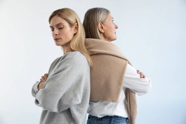 Yanlış anlaşılma. Anne ve kızı sırt sırta duruyorlar.