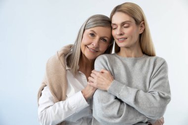 Anne ve kızı. İki kadın birbirine yakın, huzurlu ve rahat görünüyor.