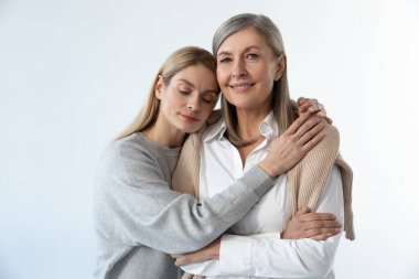 Anne ve kızı. İki kadın birbirine yakın, huzurlu ve rahat görünüyor.