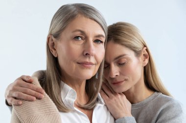 Anne ve kızı. İki kadın birbirine yakın, huzurlu ve rahat görünüyor.