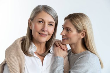 Mutlu bir aile. Anne ve kızı birbirlerine iyi davranıyorlar ve halinden memnun görünüyorlar.