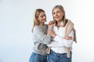 Mutlu bir aile. Anne ve kızı birbirlerine iyi davranıyorlar ve halinden memnun görünüyorlar.