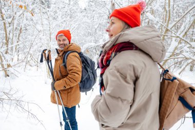 Kış Parkı. Olgun bir çift kış parkında yürürken eğleniyor.